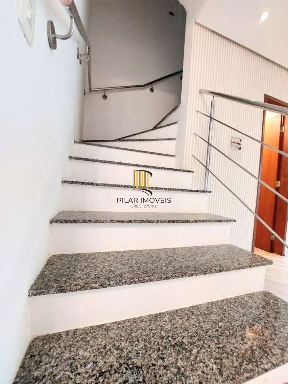Casa à venda na Hípica, 3 dormitórios, suíte com closet, sótão com churrasqueira e terraço, condomínio fechado com lazer