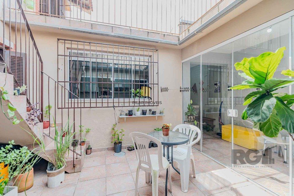 Casa com 234m², 3 dormitórios, 3 vagas no bairro Partenon