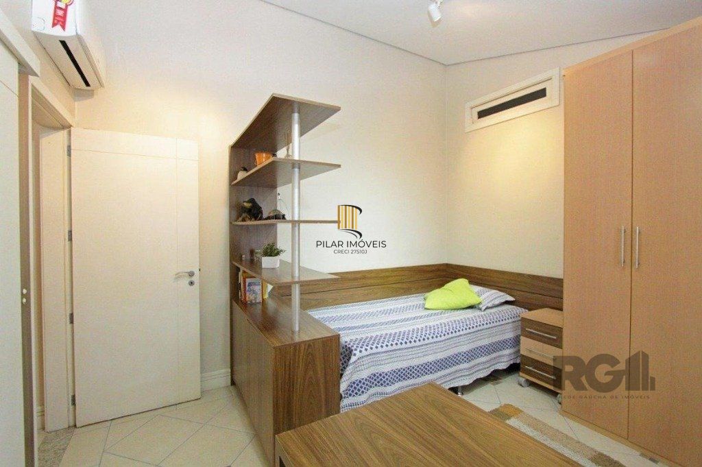 Excelente casa de 330m² com 3 dormitórios, piscina e 3 vagas.