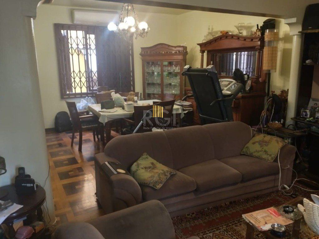 Casa para Venda - 220m², 3 dormitórios, 4 vagas - Teresópolis
