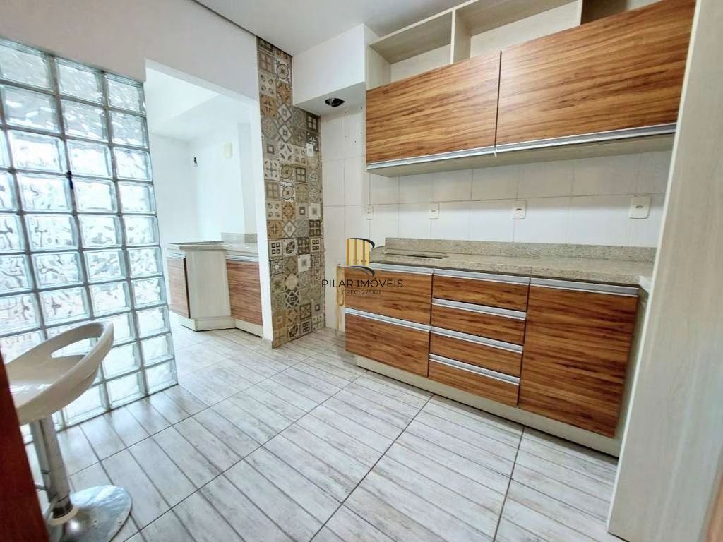 Casa à venda na Hípica, 3 dormitórios, suíte com closet, sótão com churrasqueira e terraço, condomínio fechado com lazer