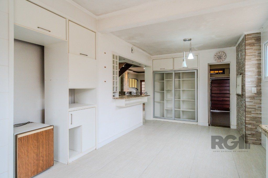 Casa de 214m² com 4 dormitórios, 1 suíte, piscina e 2 vagas no bairro Teresópolis