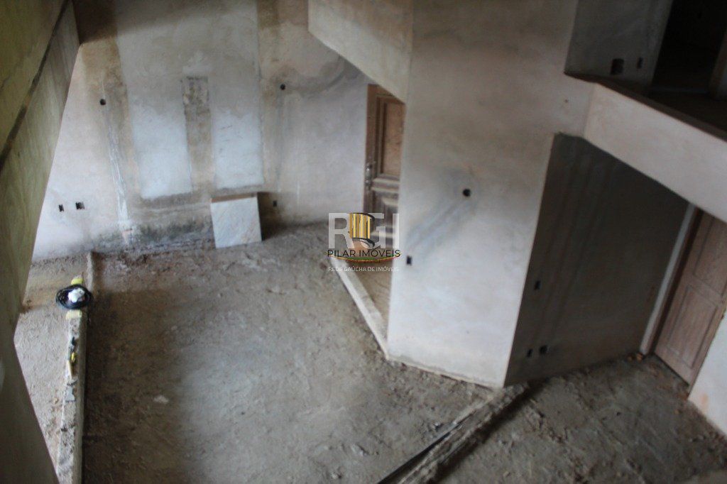 Casa para Venda - 300m², 5 dormitórios, sendo 3 suites, 5 vagas - Teresópolis