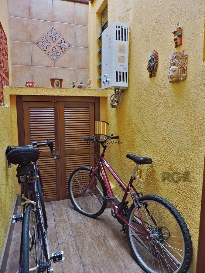 EXCELENTE casa térrea MAIS um loft construído em edícula anexa, com pátio.