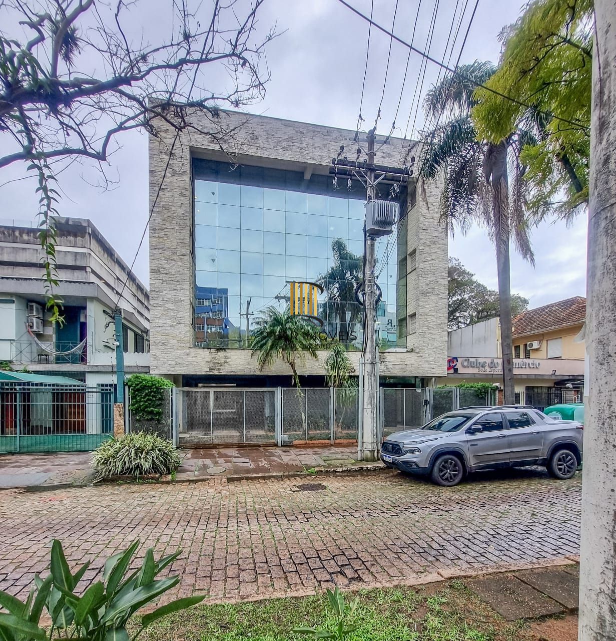 Sala locada com vaga no Menino Deus, a 200 m do Praia de Belas