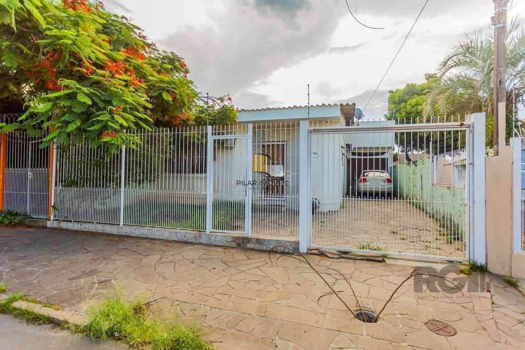 Casa de 2 dormitórios no bairro Passo das Pedras