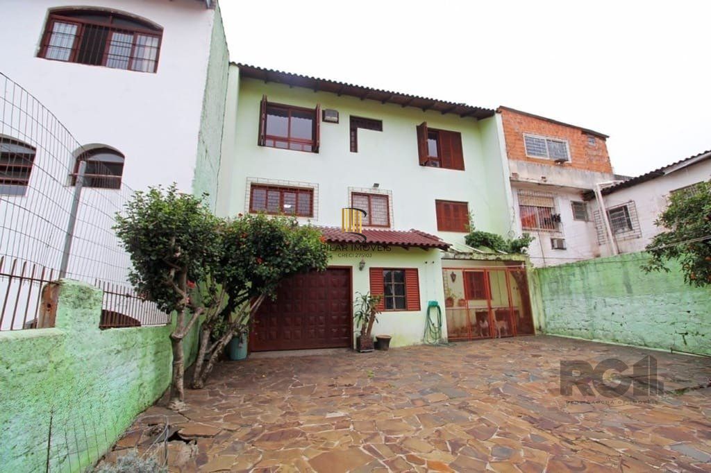 Casa de 275m² - 3 dormitórios e 3 vagas no bairro Coronel Aparício Borges