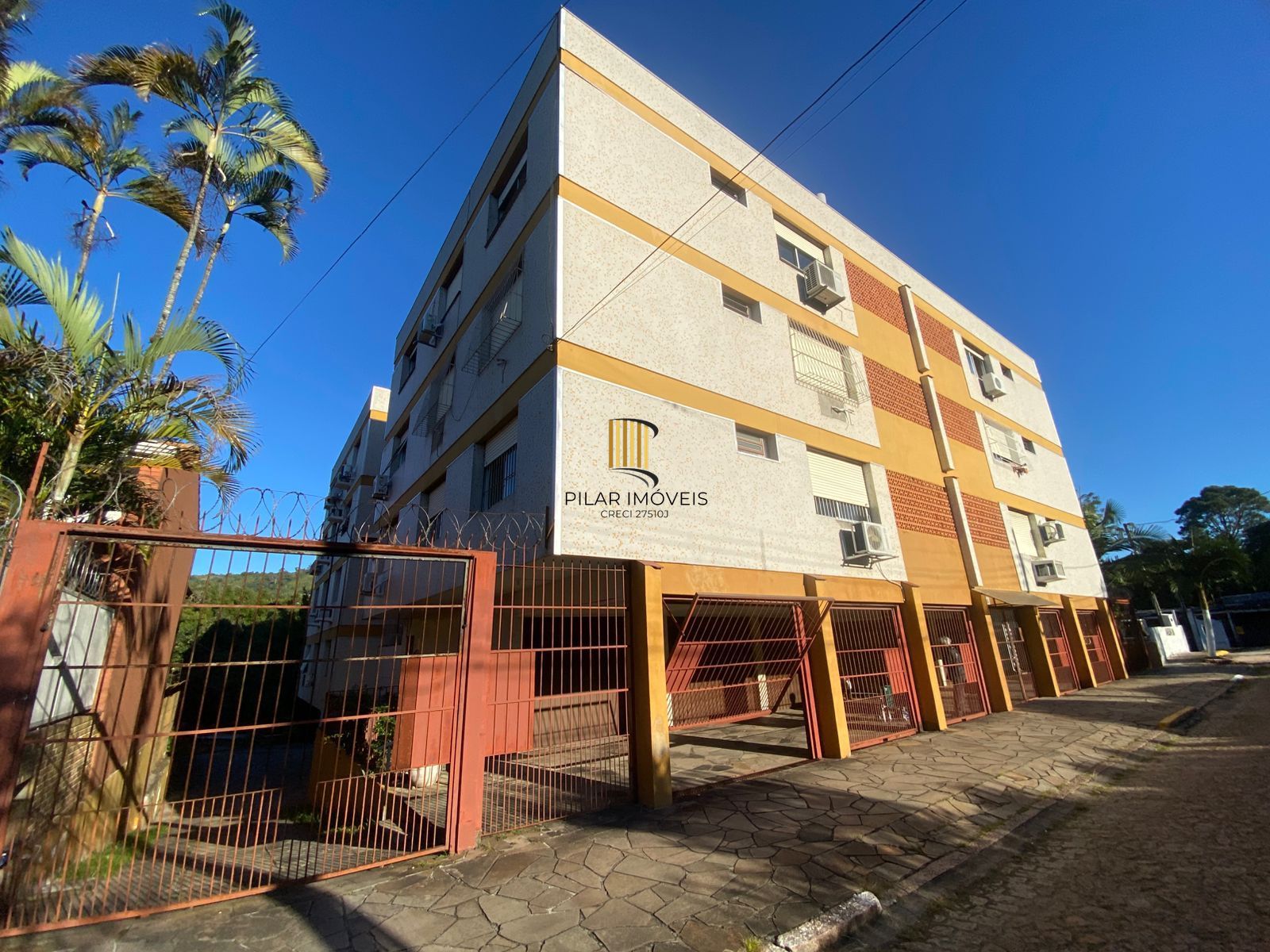 Apartamento 2 Dormitórios com Garagem Coberta à Venda no Bairro Teresópolis – Amplo, Arejado e de Frente, 67m2 - Pilar Imóveis