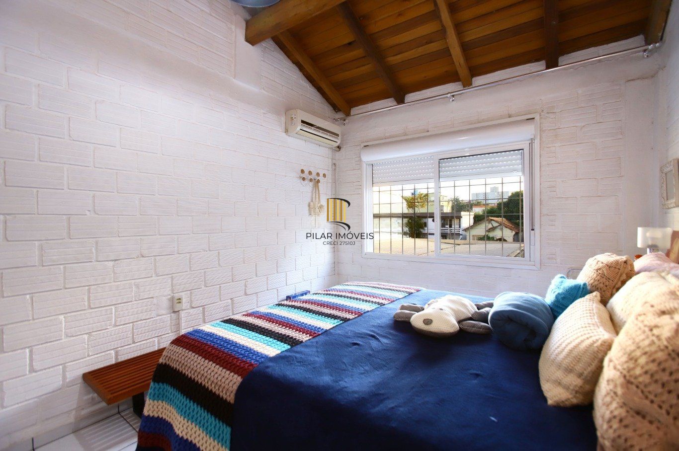 Casa com Edícula nos fundos, total de 5 dormitórios no Bairro gloria.