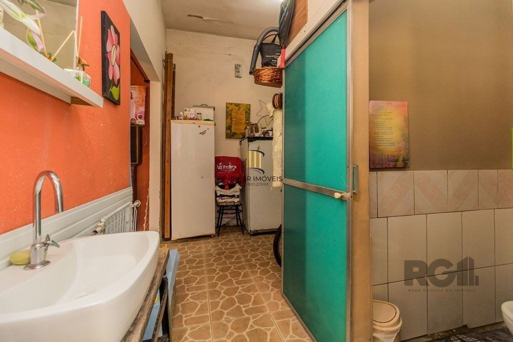 Sobrado de 215m² - 4 dormitórios, 5 vagas no bairro Passo das Pedras