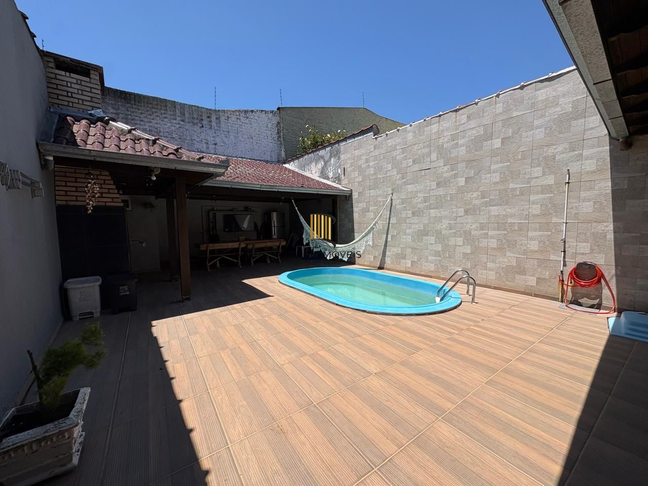 Casa residencial, 2 dormitórios no bairro Glória