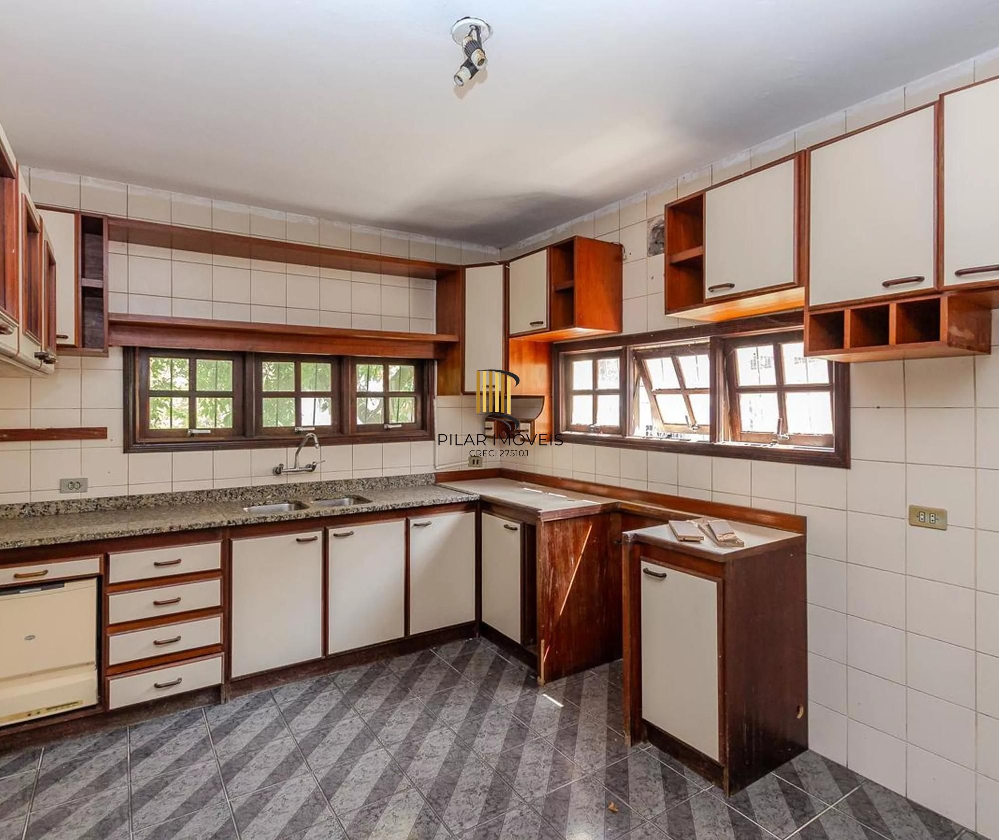 Casa à Venda na Rua da Gruta – 241,99m² – Próxima ao Hospital Divina Providência