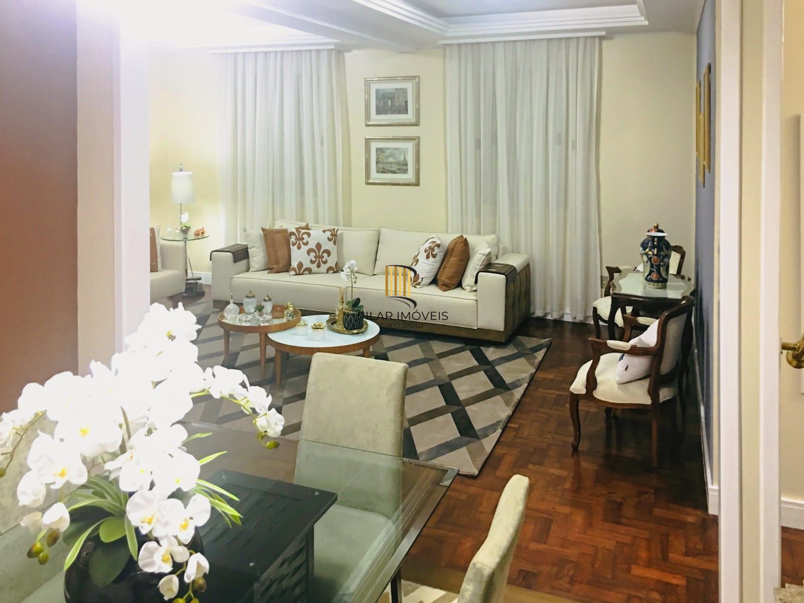 CASA RESIDENCIAL, REPAGINADA POR ARQUITETO COM MUITA ELEGÂNCIA E CONFORTO!