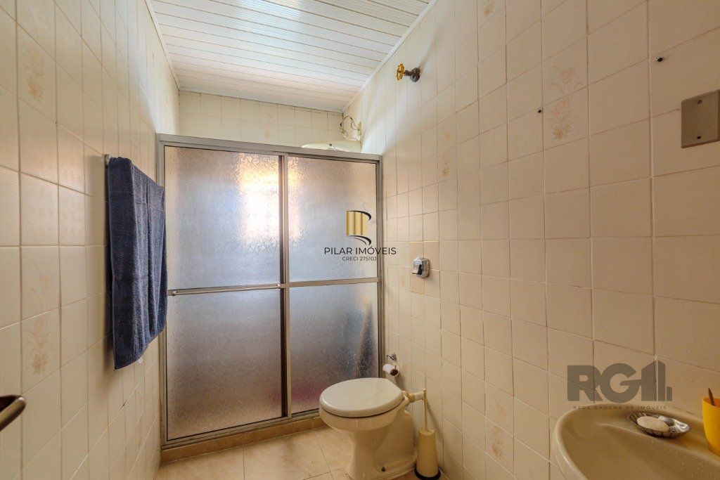 Casa 253m², 3 suítes, pátio, churrasqueira e vaga de garagem para 4 carros no bairro Nonoai