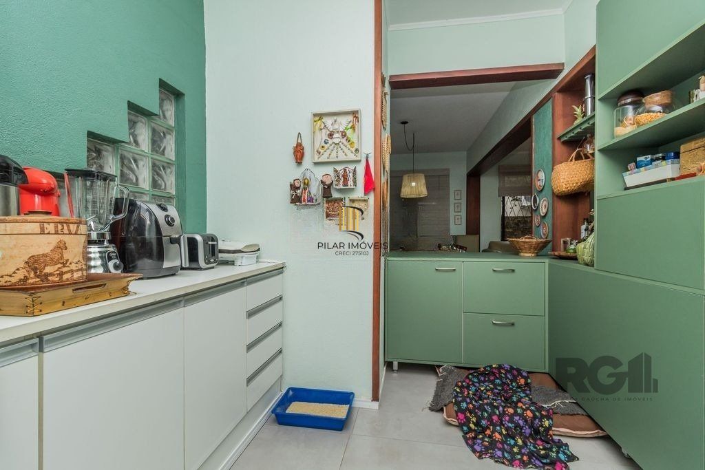 Impecável casa no bairro Medianeira. Living de 3 ambientes com lareira. Com 4 dormitórios sendo 1 suíte também com lareira. Ampla cozinha mobiliada e reformada. Dormitórios com armários fixos .