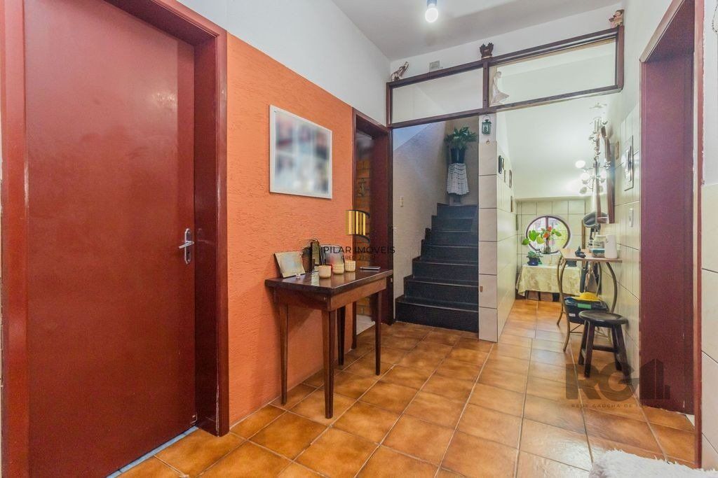 Sobrado de 215m² - 4 dormitórios, 5 vagas no bairro Passo das Pedras
