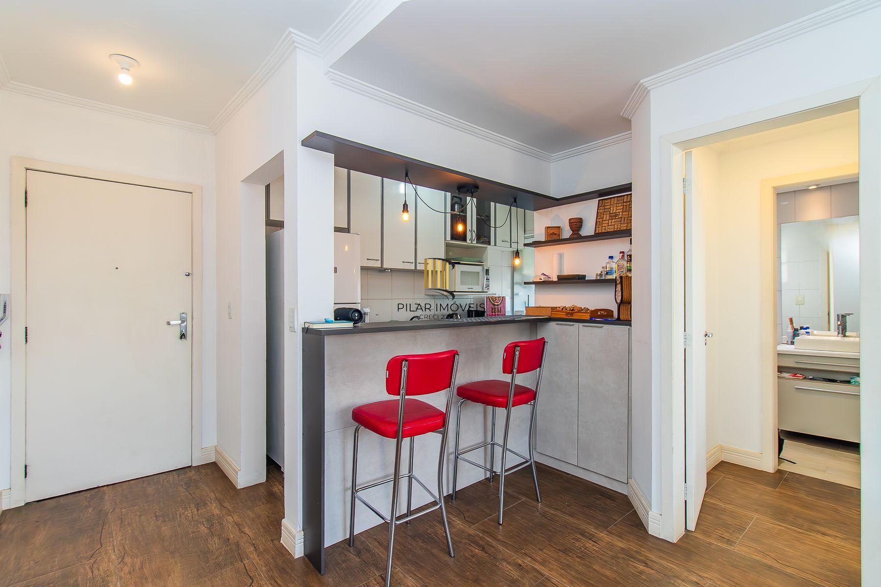 Amplo apartamento duplex com 2 dormitórios e 1 vaga de garagem.