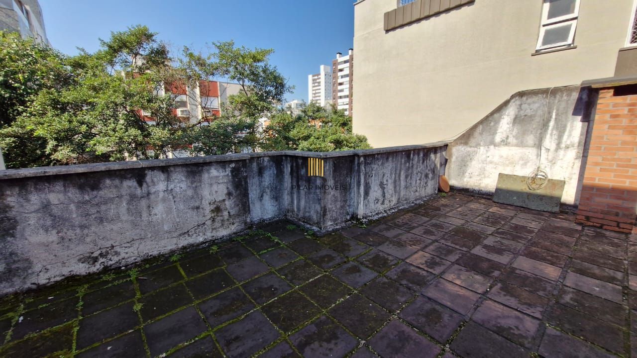 Apartamento com 2 dormitórios e garden na Rua Ijuí, pronto para reformar