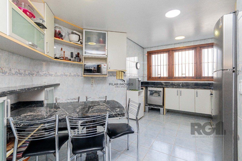 Casa de 4 dormitórios 304m² no bairro Jardim Lindóia
