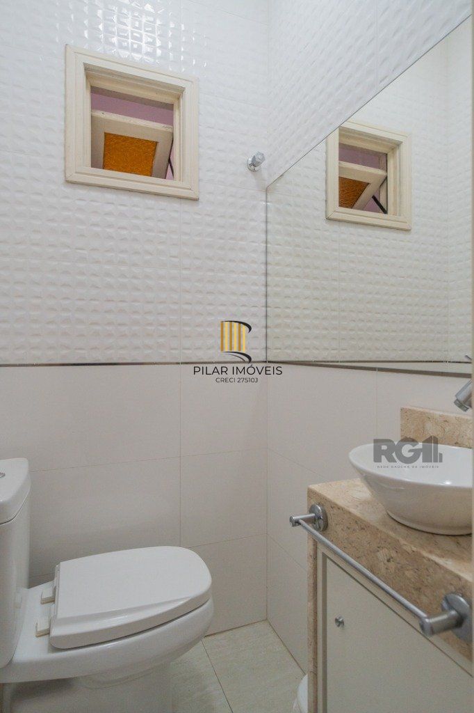 Casa de 214m² com 4 dormitórios, 1 suíte, piscina e 2 vagas no bairro Teresópolis