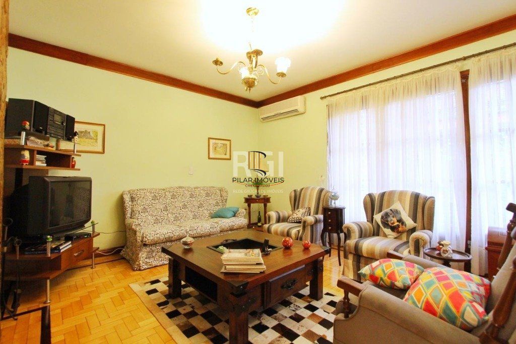 Casa para Venda - 250m², 3 dormitórios, 1 vaga - Teresópolis