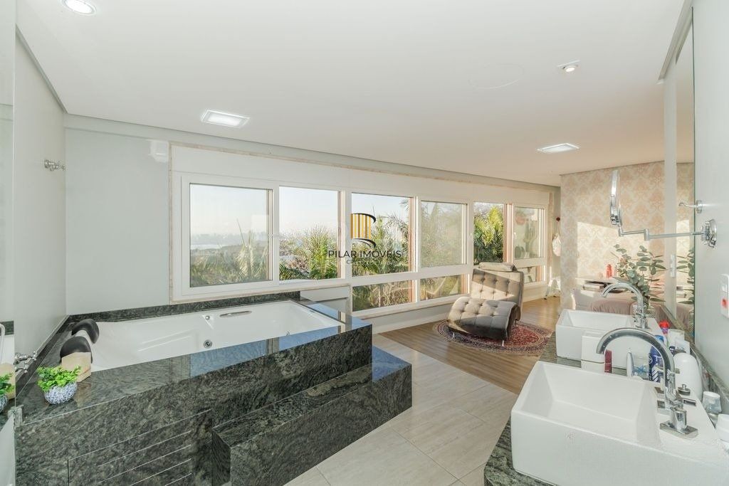Excelente casa de 466m² com 03 suítes e 4 vagas de garagem.