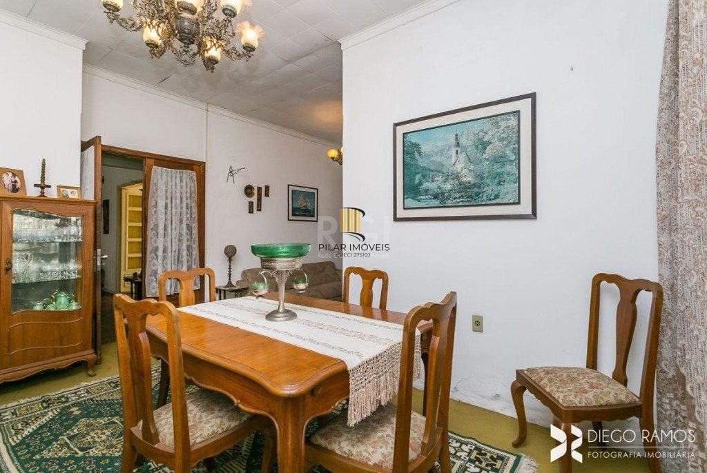 Casa para Venda - 198m², 3 dormitórios, sendo 1 suites, 4 vagas - Petrópolis
