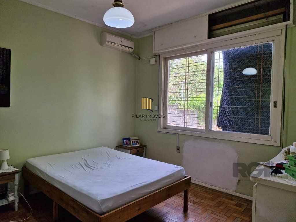 Casa com 243m2 de área privativa, com amplo pátio de 11 x 44, próxima a Av. Teresópolis