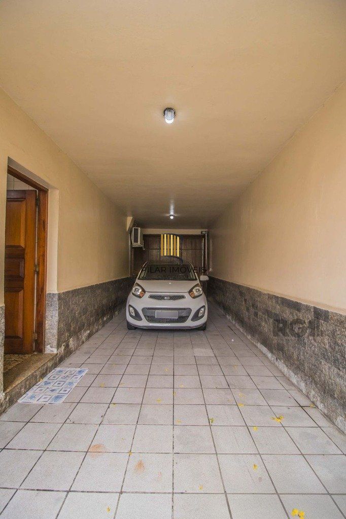 Casa de 329m² - 4 dormitórios, 1 suíte, 6 vagas no bairro Vila Jardim