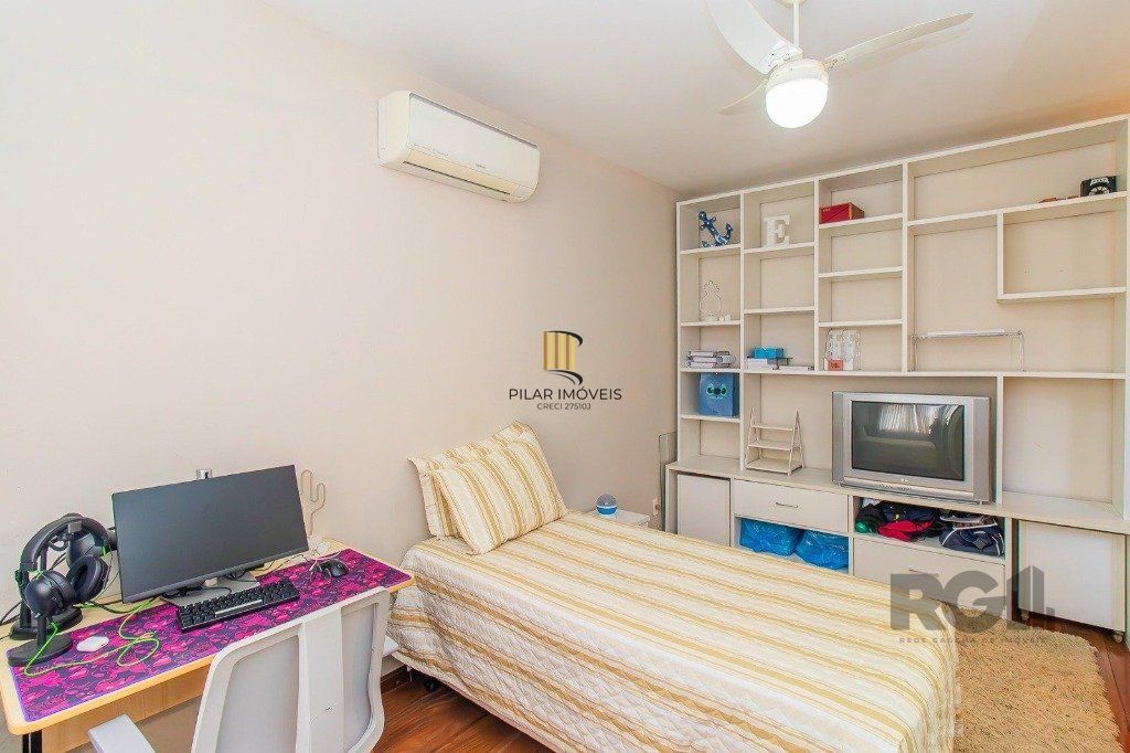 Casa com 4 dormitórios, 3 vagas no bairro Santo Antônio