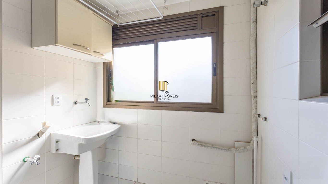 Apartamento de 2 dormitorios à venda em Passo da Areia, Porto Alegre.