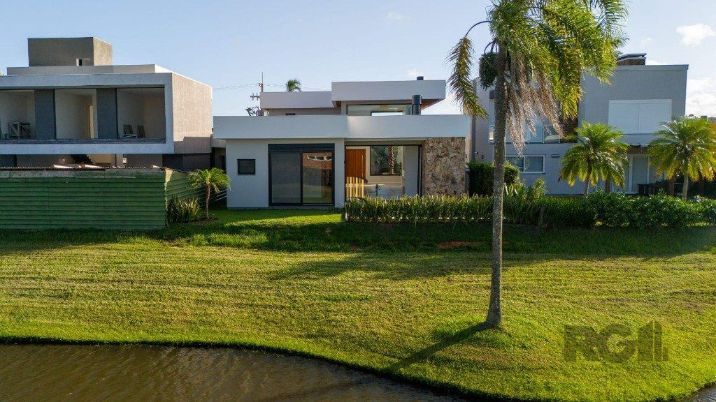 Casa de Condomínio 3 dormitórios no bairro Beira Mar