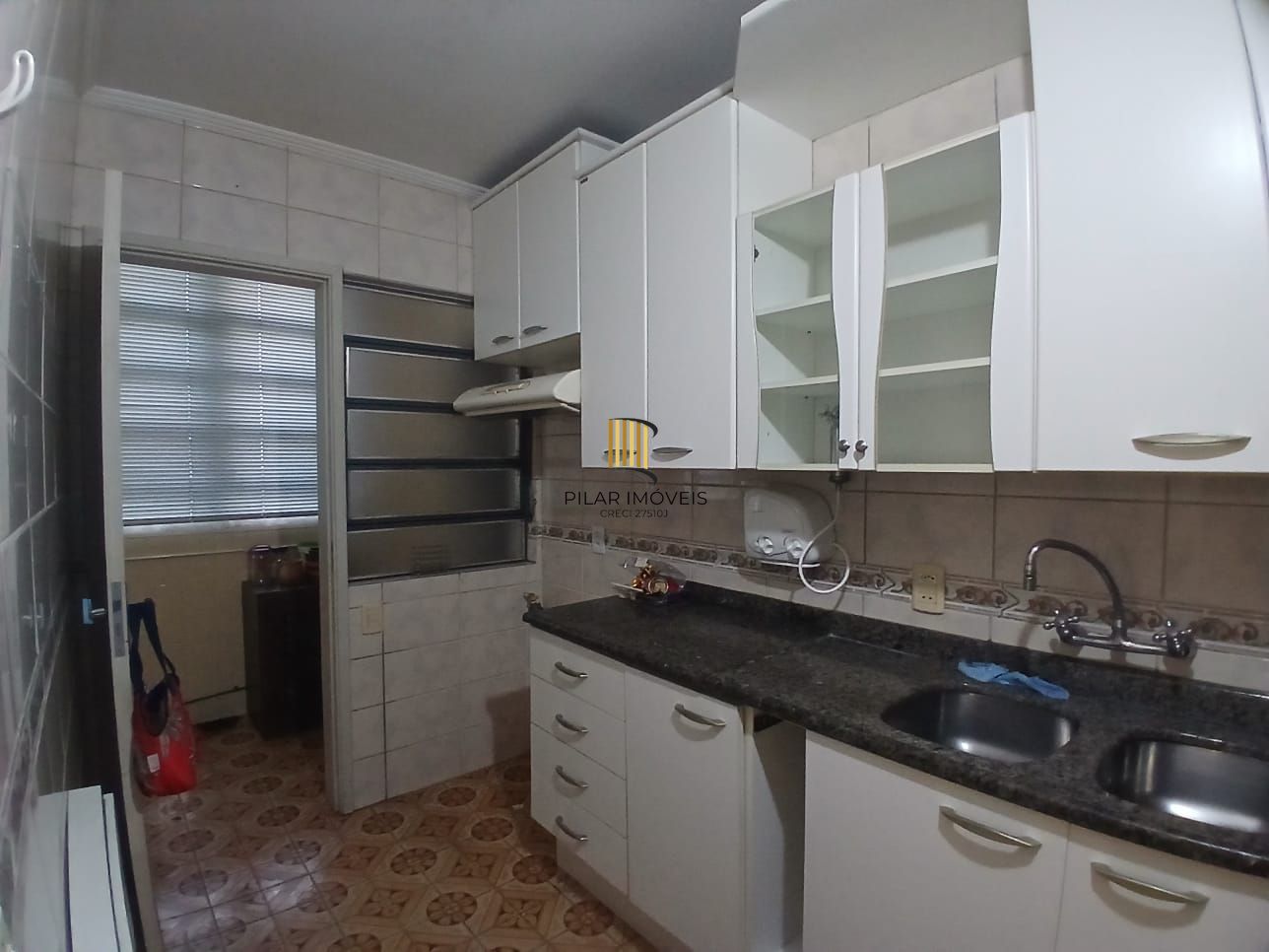 Apartamento de 03 dormitorios e vaga coberta no Menino Deus
