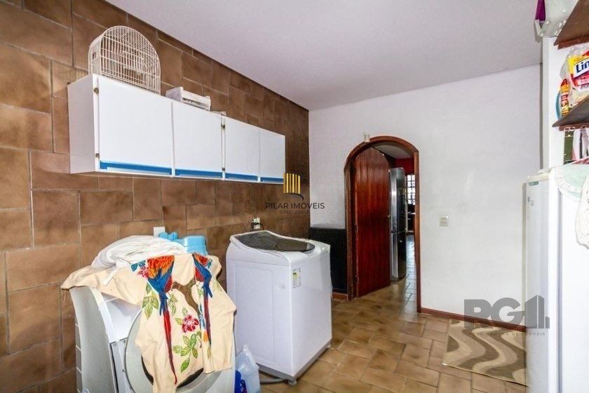 Casa 303m² - 4 dormitórios, 2 vagas no bairro Santo Antônio