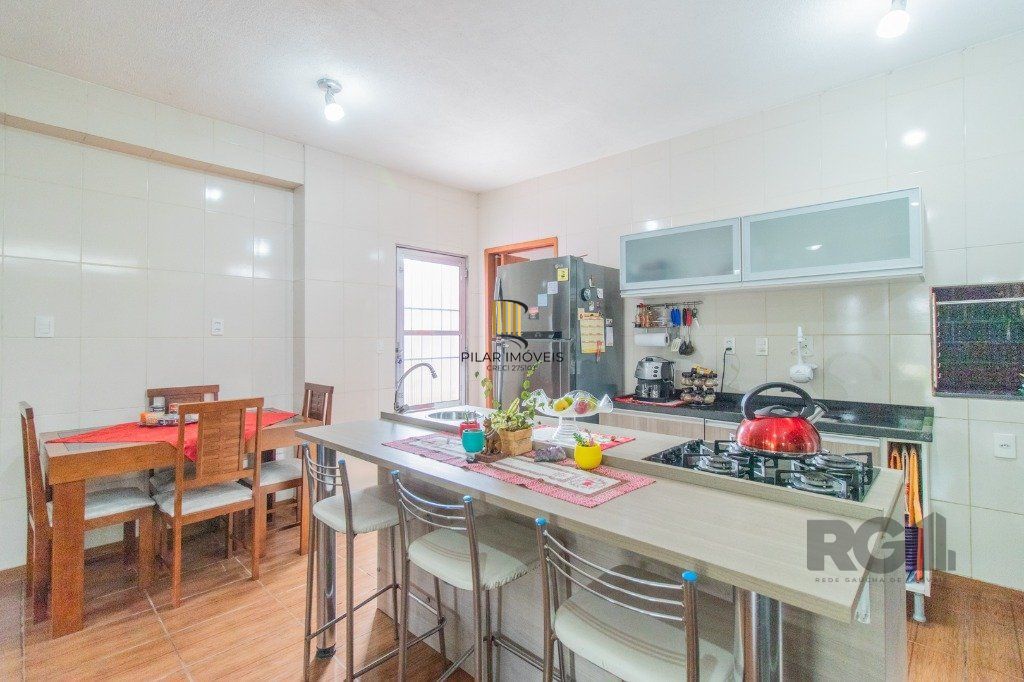 Casa com 3 dormitórios e 3 vagas no bairro Santa Tereza