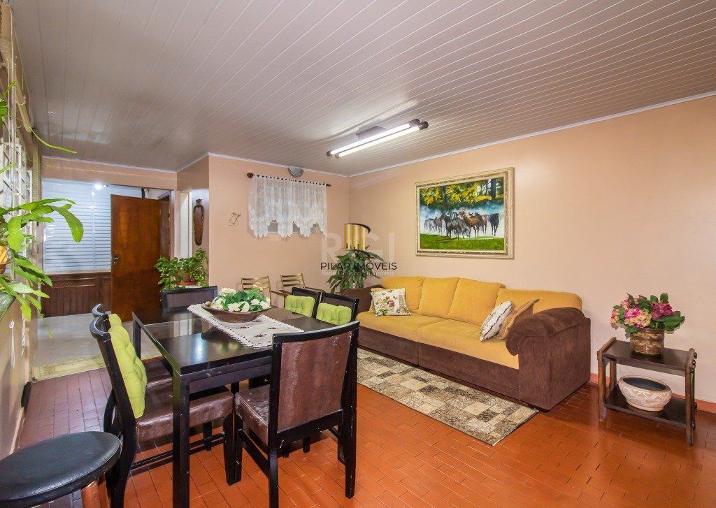 Casa de 289m² - 3 dormitórios, 1 suíte, 4 salas, churrasqueira, pátio e 4 vagas de garagem no bairro Partenon