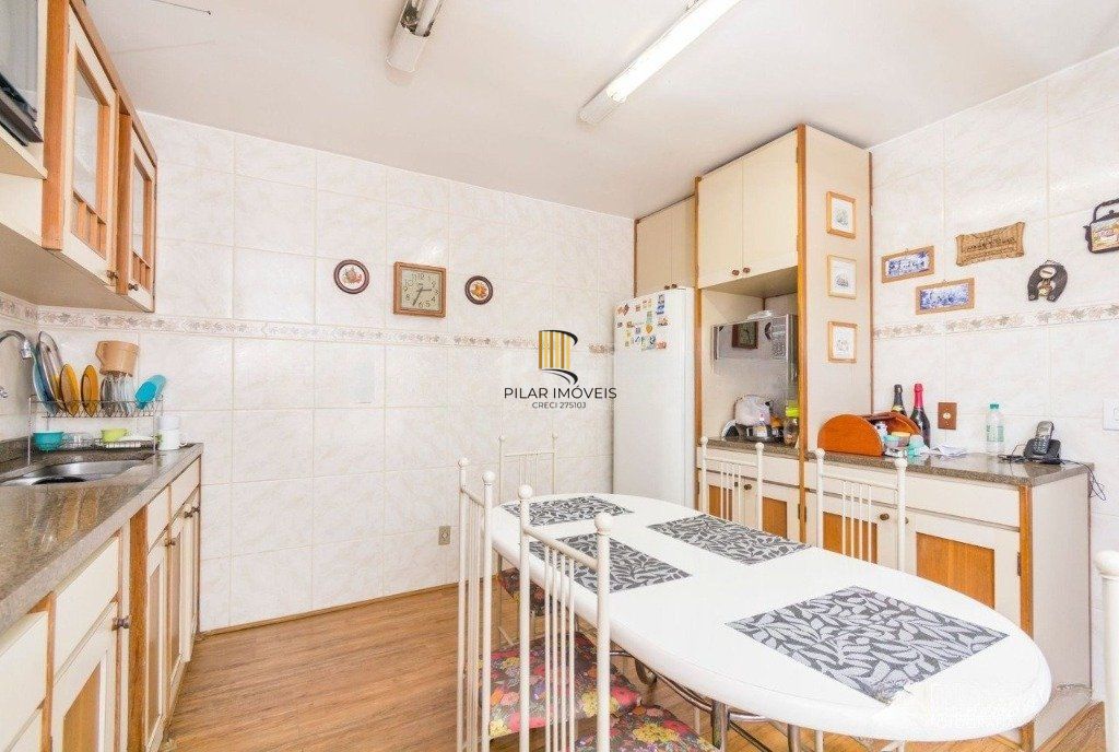 Casa de  333m² com 4 dormitórios, pátio com piscina, espaço gourmet com churrasqueira e 4 vaga de garagem no bairro Passo da Areia