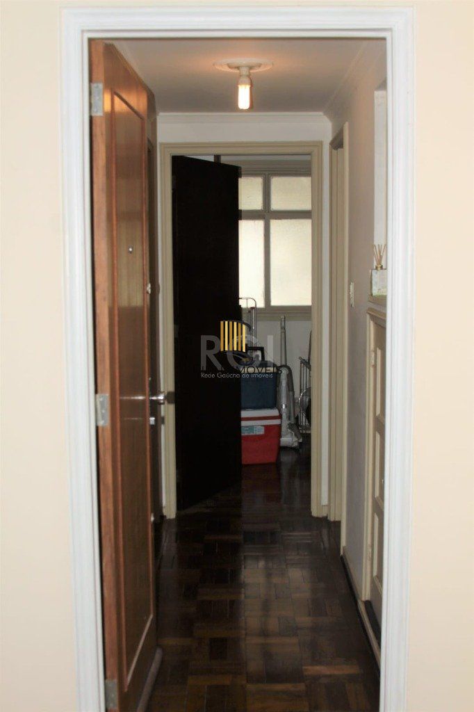 Apartamento com 03 dormitórios, churrasqueira e vaga de garagem no Menino Deus