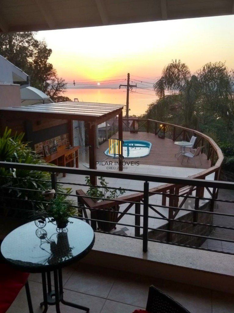 Casa de 307m² - 3 dormitórios, piscina, 4 vagas no bairro Espírito Santo
