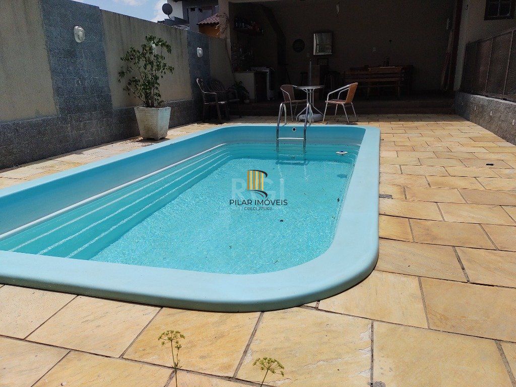 Excelente casa com 03 suíte, espaço gourmet com churrasqueira, living com lareira, pátio com piscina e garagem para 02 carros no bairro Espírito Santo