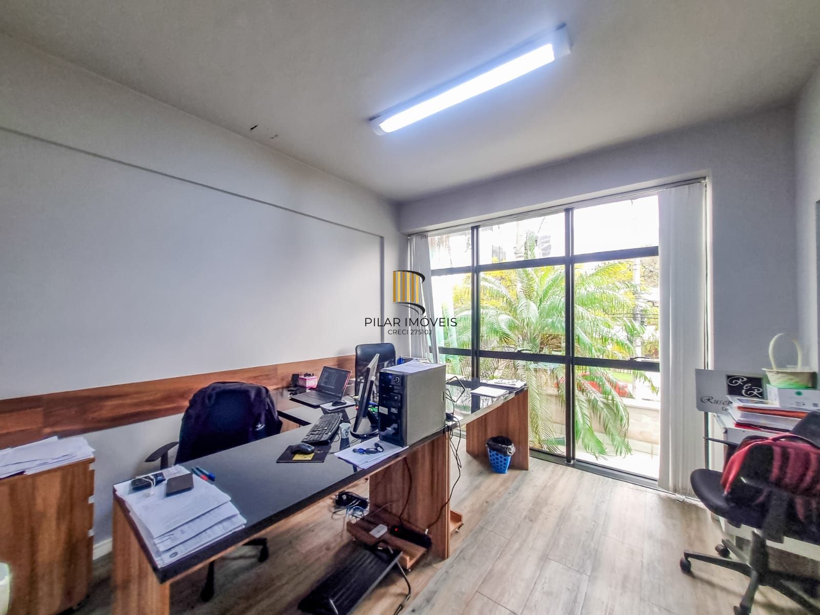 Sala locada com vaga no Menino Deus, a 200 m do Praia de Belas