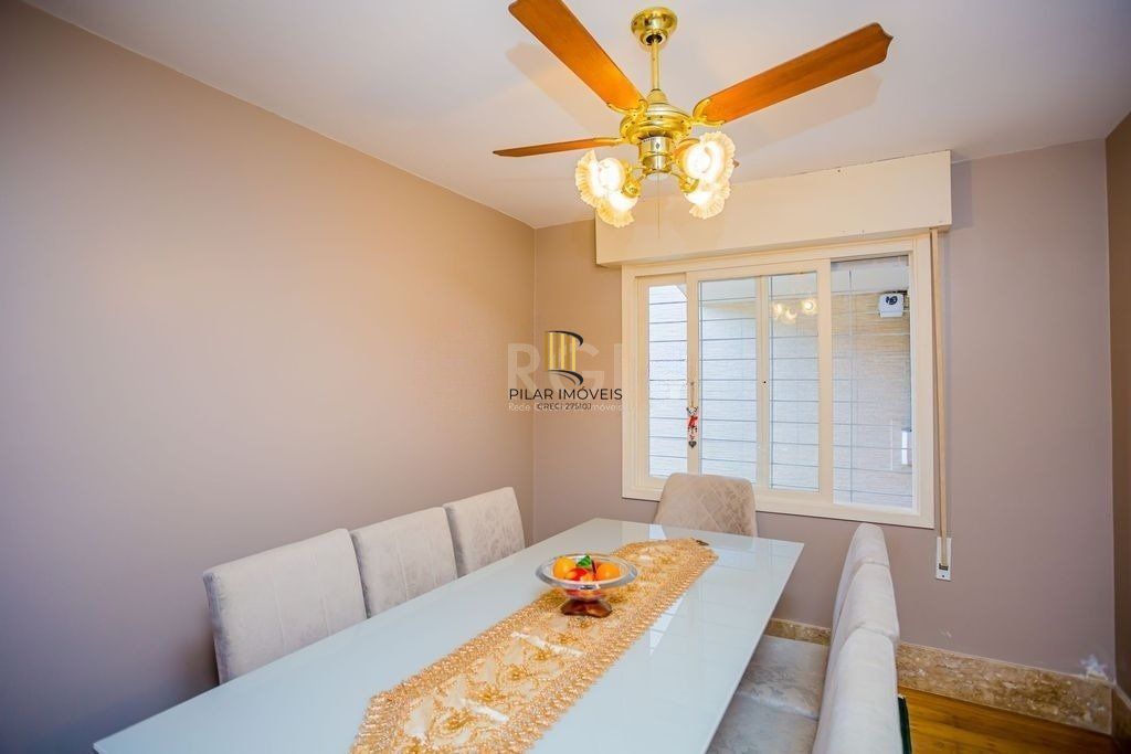 Belíssima casa de 375m² e 04 dormitórios sendo 01 suíte.