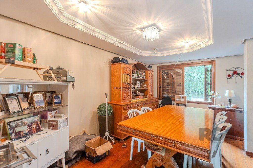 Casa 400m² - 5 dormitórios, 4 vagas no bairro Vila Jardim