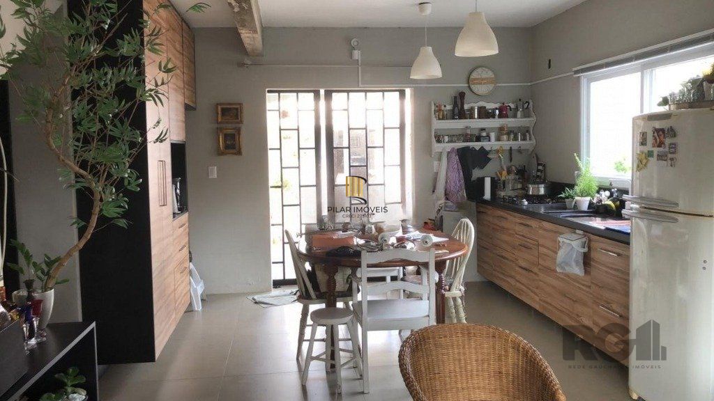Casa 4 dormitórios no bairro Nonoai