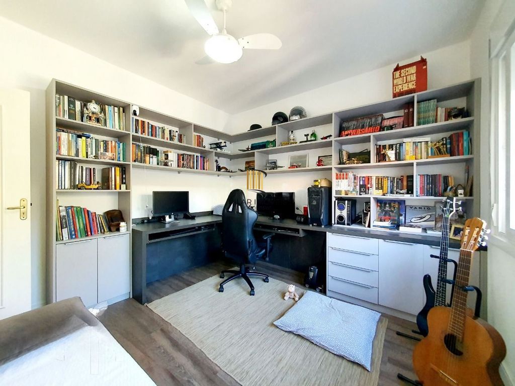 Casa de  3 dormsitorios no Bairro Camaquã - Porto Alegre