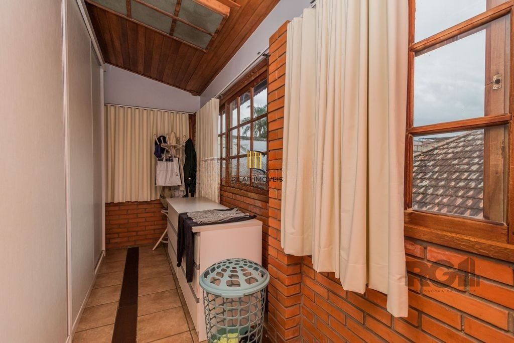 Impecável casa no bairro Medianeira. Living de 3 ambientes com lareira. Com 4 dormitórios sendo 1 suíte também com lareira. Ampla cozinha mobiliada e reformada. Dormitórios com armários fixos .