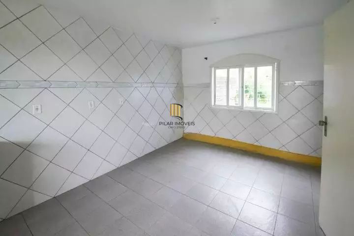 VENDE – AMPLA CASA RESIDENCIAL COM PISCINA E 5 VAGAS
