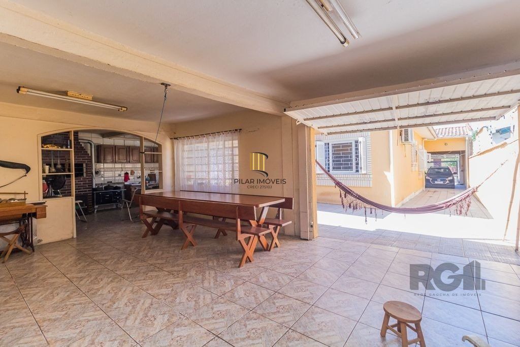 Casa 224m² - 3 dormitórios, 4 vagas no bairro Parque Santa Fé