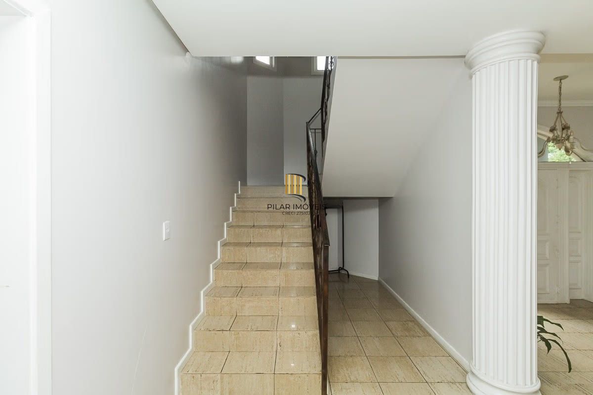 Casa com 5 dormitórios à venda em Parque Santa Fé, Porto Alegre.