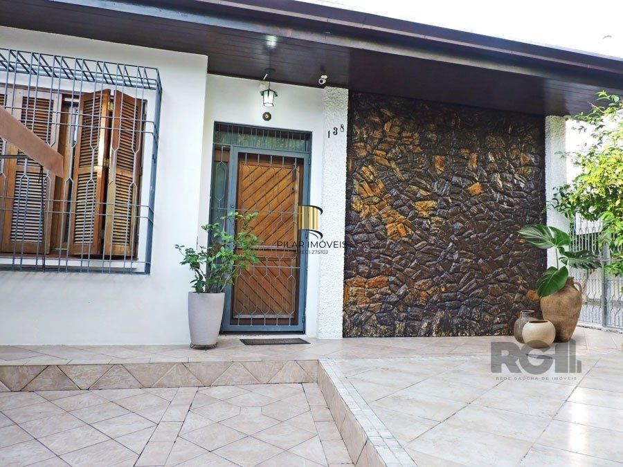 EXCELENTE casa térrea MAIS um loft construído em edícula anexa, com pátio.